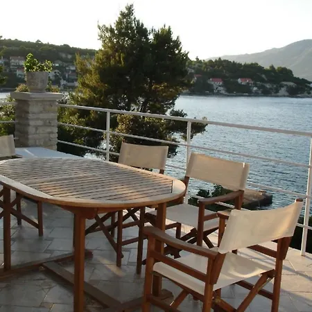 Perla - First Row By The Sea Λομπάρδα